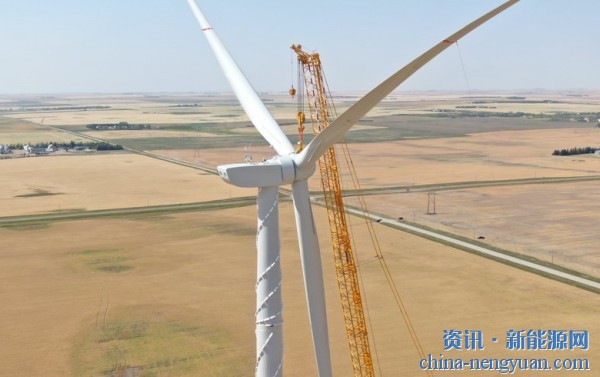 金风科技为加拿大200MW项目安装第一台风力发电机