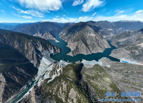 中国海拔最高的巨型水电站全面投入运行