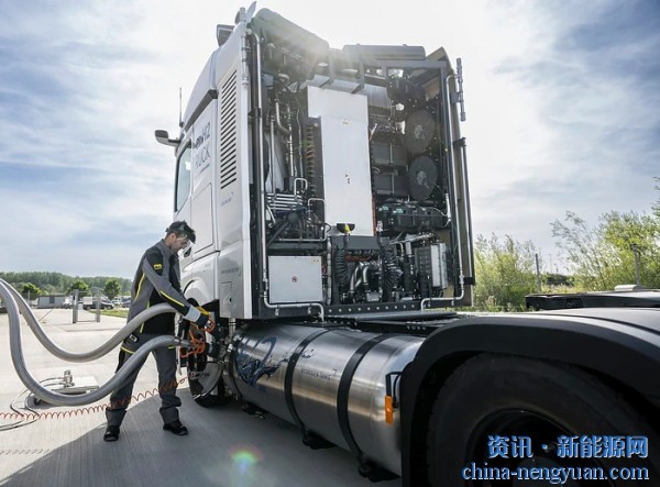 里程碑：戴姆勒首次用液氢测试燃料电池卡车