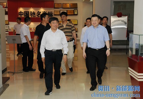 河南省政协副主席、民建河南省委主委龚立群盛赞易事特光伏精准扶贫