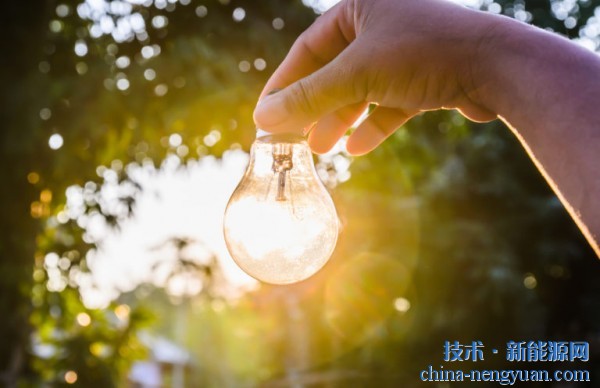 太阳能制氢：突破性的光催化剂 量子效率接近100%